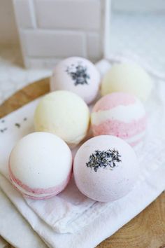 Bombe Recipe, Homemade Bath, Bath Bomb Recipes, Bath Bomb Molds, Bath Fizzies, Organic Bath Products, Homemade Bath Products, Easy Diy Gifts, Diy Bath Products