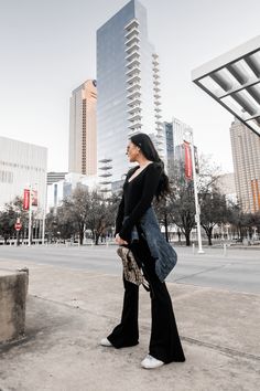 travel outfit inspo Chic Travel Outfit, Comfy Jumpsuits, Dallas Fashion, Flare Jumpsuit, Jumpsuit Chic, Travel Outfits, Casual Jumpsuit