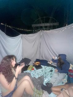 Trampoline sleepover Rooftop Sleepover, Trampoline Sleepovers, Vicky Core, Bestie Selfies, Yolo Summer, Sleepover Plans, Sleepover Aesthetic, Ultimate Sleepover