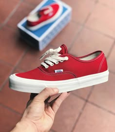 Minimal Sneakers, Estilo Vans, Vans Shoes Fashion, Iconic Sneakers, Shoes Streetwear, Mens Vans Shoes, Shoes Fashion Photography, Shoes Wallpaper, Urban Shoes