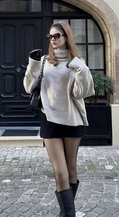 15 CUTEST 90s Party Outfit Ideas To Recreate! (Inspiration) — Nikki Lo Bohemian Minimalist Fashion, Museum Outfit, Stile Blair Waldorf, Autumn Palette, Chique Outfit, Gossip Girl Outfits, Winter Trip, Winter Inspo, Chique Outfits