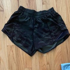 Lululemon Size 4, 4 In Green Camo Shorts! Brand New Condition! Lulu Shorts, Hot Green, Shorts Lululemon, Xmas List, Camo Shorts, Birthday List, Black Camo, Christmas 2024, Green Camo