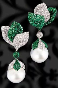 Emerald Earrings, Fabulous Jewelry, Gorgeous Jewelry, The Shape, Pretty Jewellery, Bling Bling, Green And White, Jewelry Trends, Designer Earrings