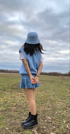 Bucket Hat Outfit Aesthetic, Outfit With Bucket Hat, Outfits With Bucket Hats, Doc Martens Outfits, Gangster Girl, 90’s Aesthetic, Blue Y2k, Berlin Fashion