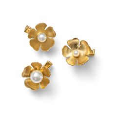 The clips trend is here to stay. The Philipa Pearl Flower set is a composed of three floral clips, each centered with a different sized pearl. Available in 14 K Gold Plate. Made in NYC Pearl Comb, Black Tie Optional, Glam Boho, Floral Comb, Halo Headband, Comb Set, Headband Jewelry, Cocktail Jewelry, Everyday Basics