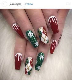 It can be anything, as long as it's holiday-themed! Chrismas Nail Art, Nail Design Glitter, Xmas Nail Art, Festive Nail Art, Cute Christmas Nails, Stylish Nails Designs, Christmas Nails Easy, Christmas Nail Art Designs