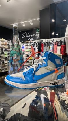 Jordan Lows, Off White Jordan 1, Converse Aesthetic, Nike Custom, Air Shoes, White Jordans, Nike Air Shoes, Popular Shoes, Shoe Inspiration