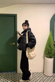 Enhypen Outfit Inspiration, Korean Outfit Street Styles, Japan Outfit, Cloud Bag, Puffy Coat, Cold Outfits, Winter Mode