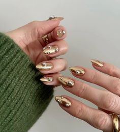 Nails For Conference, Renisance Aesthetic Nails, Funky Gold Nails, Trendy Chrome Nails, Golden Nails Designs, Gold Maximalist Nails, Chrome Summer Nails, Summer Chrome Nails, Chrome Manicure