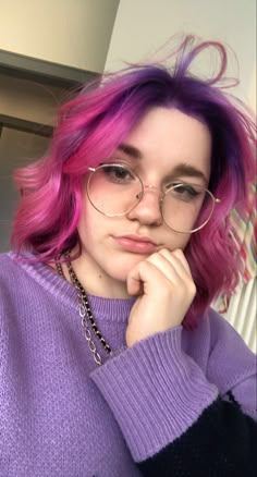 Pink and purpel hair Pink And Purple Hair With Bangs, Pink Hair With Purple Tips, Pink And Purple Short Hair, Half Pink Half Purple Hair, Pink Purple Hair Color, Pink And Purple Hair Ideas, Pink Hair Outfit