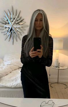 Silver hair – elegant yet sporty. #silver #longevity #lifespan #seniors #boomers #fifty Grey Hair Wig, Hair Elegant, Long Gray Hair, Going Gray, Grunge Hair