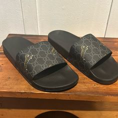 Gucci Gg Supreme Slide Tiger Gucci Flip Flops, Gucci Slides, Gucci Sandals, Shoes Gucci, Gucci Black, Gucci Shoes, Mens Sandals, Flip Flop Sandals, Flip Flops