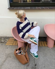 Colorful Sneakers Outfit, Green Shoes Outfit, Cream Pants Outfit, Campus Adidas, Adidas Outfit Shoes, Summer Office Outfits