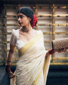 Off White Saree Blouse Designs, Set Blouse Designs, Kerala Kasavu Saree Blouse Designs, Kasavu Blouse Design, Wedding Guest Saree Look Kerala, Kerala Saree Wedding Look, Temple Look Kerala, Onam Blouse Ideas, Kerala Saree Aesthetic