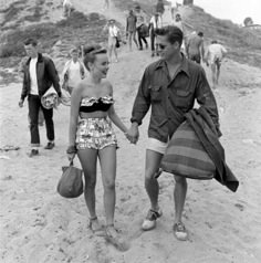 Balboa Beach, 1950s Mens Fashion, Urban Street Fashion, Beach Date, Adored Vintage, Look Retro, Model Pose, Summer Beach Outfit, Grunge Look