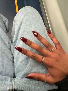 Almond Star Nails Red, Red And White Nails Aesthetic, Winter Nails Stars, White Star On Nails, White And Red Star Nails, Red With White Nails, Red Nails With Nail Art, One Star Nails, White Nails With Red Stars