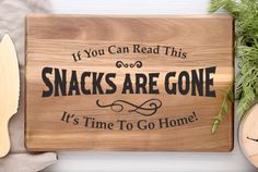 a wooden sign that says if you can read this snacks are gone it's time to go home