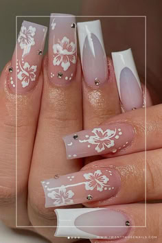 Hibiscus Nails Nail Designs With Hibiscus Flowers, Nail Ideas Hibiscus Flower, Hawaii Nails White, Nail With Flowers Design, Nail Inspo Flower Design, Nails With Tropical Flower, Summer Nail Inspo Hibiscus Flower, White Nails With Hibiscus Flowers