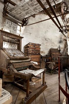 an old machine is sitting in the middle of a room