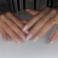 Mina🦋 on Instagram: “it’s giving bridal 🤍🧚🏼💫 @apresnailofficial medium round @daily_charme white chrome code: nailsxmina10 Happy Monday!!!…”