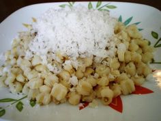 a pile of macaroni and cheese on a plate