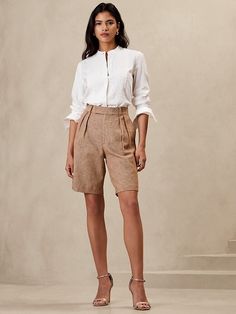 9 Linen Shorts Outfits To Wear On Repeat This Summer | Le Chic Street Trousers Shorts Outfit, Beige Shorts Outfit, Shorts Outfits Women