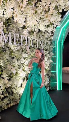 Green Satin Prom Dress, Gown Sleeves, Birthday Party Dresses, Satin Prom Dresses, Dress With Split, Cocktail Night, Party Dresses Online, Looks Party, Prom Dress Inspiration