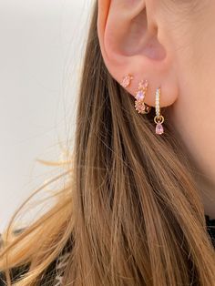 2 Ear Piercings Ideas Simple, Helix Piercing Aesthetic, 4 Lobe Piercings, 3 Lobe Piercings Ideas, Third Ear Piercing, Minimalist Ear Piercings, Pink Gold Jewelry, Cool Ear Piercings, Preppy Jewelry