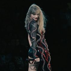 taylor swift performs on stage at the vmas