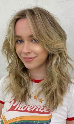 Face Framing Medium Length Hair, Naturally Wavy Hair Cuts, Wavy Layered Hair, Medium Length Wavy Hair, Wavy Hairstyles Medium, Thick Wavy Hair, Hair Adviser, Wavy Haircuts, Dirty Blonde Hair