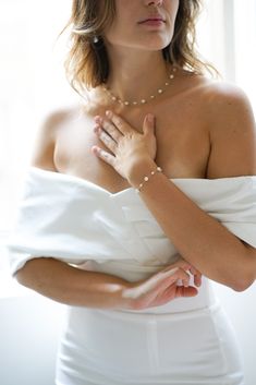 bracelet de mariage en perles sur un fil transparent pour mariée Pearl Jewelry Necklace Simple, Wedding Dress Necklace, Wedding Dress Jewelry, Off Shoulder Wedding Dress, Pearl Jewelry Necklace, Wedding Dresses Strapless, Bohemian Necklace, Bridal Bracelet, Wedding Dresses Romantic