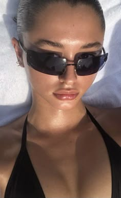 Y2k Sunglasses Aesthetic, Y2k Sunnies, Y2k Shades, Summer Aesthetic Fashion, 2000s Sunglasses, Aesthetic Glasses, Aesthetic Sunglasses, Estilo Madison Beer, Sunglasses Aesthetic