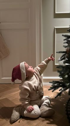 Baby Christmas Aesthetic, Christmas With Kids Aesthetic, Kids Christmas Aesthetic, Welcome Home Baby, Baby Play Activities, Family Christmas Pictures, Branding Photoshoot Inspiration