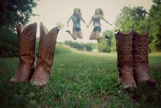 bestfriends. fun shoot in the country Grad Shoes, Barn Party, Friends Pictures, Country Photography, Simple Things In Life, Friend Photography