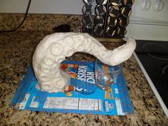 Paper mache tentacle!  Not sure where this fits into my home decor, but how can you resist?! Paper Mache Projects, Paper Mache Clay, Paper Mache Sculpture, Paper Mache Art, Paper Mache Crafts, Theme Halloween, Paper Clay, Craft Time, Diy Halloween Decorations