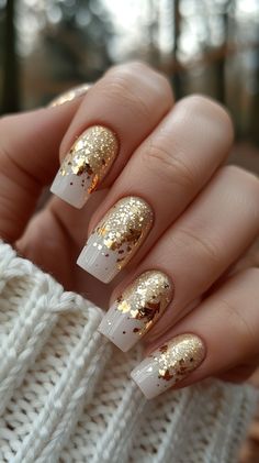 Spring Nails White And Gold Nails Simple, Simple New Years Nails, Rose Gold Nails Design, Nail Art Noel, Natural Nail Designs, Makeup Nails Designs, Glittery Nails