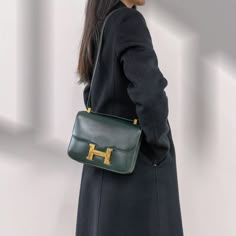 Hermes constance 23 JX1123 Product Details Size: W 9 H 6.6 D 2.2 Handle L 17-30inch W 22.8H 16.7 D 5.7 Handle L 43.5-76.2cm Color：Dark green Material: Box leather Accessory: Dust bag Condition: Very good Sub-category: Shoulder bag & Crossbody bag Please Note: All products in our store are second-hand and vintage. ITEM LOCATION IS CANADA. Duties are set by the destination country/province's customs authorities. We are not responsible for paying any duties. These are the actual photos of the item. Dark Green Bag Outfit, Hermes Constance Bag Outfit, Hermes Bags Constance, Hermes Outfit, Constance Hermes, Green Bag Outfit, Vintage Hermes Bag, Hermes Crossbody Bag, Hermes Constance Bag