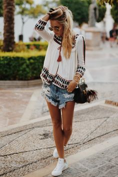 Could this be the perfect summer boho outfit? In love with the top and the frayed shorts. Via Nina SuessTop: Zara, Shorts/Shoes: Edited, Bag: Chloe Cute Hipster Outfits, Bohemian Schick, Shoe Outfits, Pakaian Hipster, Bohemian Chic Outfits, Stile Boho Chic, Chique Outfit, Look Boho Chic, Denim Shorts Outfit