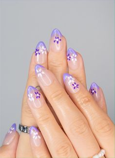 Embrace a touch of spring with these charming French Tip Purple Daisy Floral Press on Nails! Each nail features a beautiful hand-painted daisy design set against a soft lavender French tip, giving you an elegant, nature-inspired look. The short almond shape adds sophistication, while the delicate flowers offer a whimsical and feminine touch, perfect for those who love floral accents. 🐰Sizing Guide: XS/S/M/L XS: 14-10-11-10-8 (mm) S: 15-11-12-11-9 (mm) M: 16-12-13-12-10 (mm) L: 17-13-14-13-11 (m French Tip Purple, Lavender French Tip, Nails Short Almond Shape, Flower Nails Design, Short Almond Shape, Design Gel Nails, Short Natural Nails, Pink Nail Art Designs