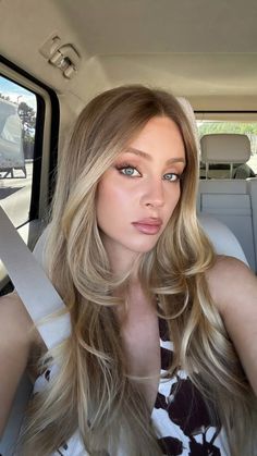 Blonde Hair On Pale Skin, Blonde Hair Caramel, Blonde For Pale Skin, Warm Toned Blonde Hair, Layers Haircut, Daisy Keech, Hairstyles List, Blonde Hair Makeup, Dark Roots Blonde Hair