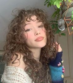 Braids Curly Hair Aesthetic Aesthetic Hairstyles, Hairstyles Aesthetic, Beautiful Curly Hair, Greasy Hair Hairstyles, Curly Hair Inspiration, Curly Hair With Bangs, One Hair, Long Hair Cuts