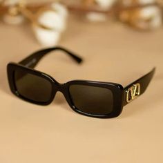 Valentino Aesthetic, Valentino Glasses, Pretty Glasses, Aesthetic Sunglasses, Valentino Sunglasses, V Logo