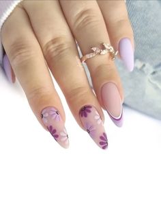 Pretty Nail Art Designs Summer 2023, Cute Summer Flower Nails, Nails Art Summer 2024, Almond Summer Nails Design, Summer Coffin Nail Ideas, Floral Nails Acrylic, Acrylic Almond Nails Ideas, Summer Purple Nails, Purple Nails With Flowers