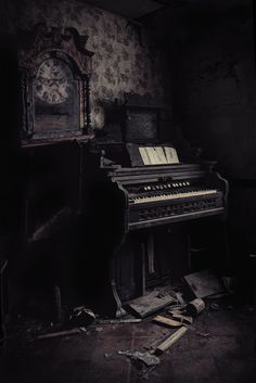 an old piano sitting in the corner of a room with peeling paint and debris on the floor