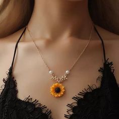 Sunflower Pendant Necklace/ Creative Pearl Fun Accessory That Stands Out . Available In Silver & Gold Tone Kalung Choker, Logam Mulia, Horn Pendant Necklace, Sunflower Pendant, Sunflower Necklace, Jewelry Beautiful, Moon Pendant Necklace, Pearl Jewelry Necklace, Daily Jewelry