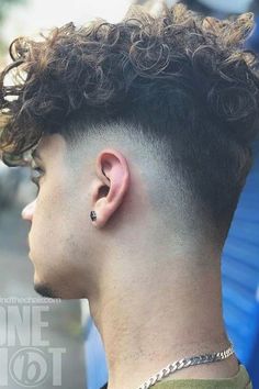 Boys Curly Haircuts, Men With Curly Hair, Modern Short Hairstyles, Popular Mens Hairstyles, Trendy Mens Haircuts, Haircut Men