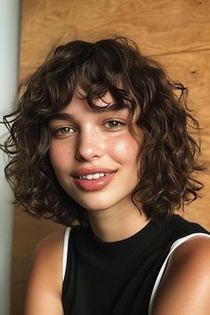 Lockiger Bob mit Pony: 58+ Styles » Kurzer Bob mit seitlichem Pony ✓ Asymmetrischer Curly Bob mit Baby Bangs ✓ Gestufter Curly Bob mit längerem Pony ✓ Curly Bob mit Curtain Bangs ✓ Curly Chin Bob mit XXL Pony [ ➳ Jetzt inspirieren lassen! ] Short Curly Bob With Curtain Bangs, Short Curly Hair Bangs Hairstyles, Curly Wavy Bob Hairstyles, Curly Hairstyles With Fringe, Curly Bob Fringe, Short Curly Bob With Fringe, Naturally Wavy Bob With Bangs, Naturally Curly Bob With Bangs, Curly Bob Haircut With Bangs