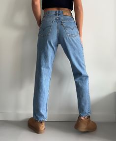 Stunning vintage Levis - in blue denim - W29 L30 Measurements: Waist: 36 cm Hips: 50 cm Rise: 29 cm Inseam: 75 cm Outseam: 101 cm Material: 100% Cotton (jeans do not stretch) - W29 L30 - Ultra high mom jeans - Great vintage condition - Orange tab, made in May 1995 Q Jean Levis, Jean Mom, Levis Vintage, Jeans High Waist, Vintage Levis Jeans, Cotton Jeans, Jeans Mom, Levis Denim, Womens Jeans