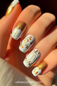 25 Creative Thanksgiving Nail Designs to Try This Holiday Season! Simple Nails Ideas Short, Fall Sparkle Nails Glitter, Nail Designs Art Ideas, Early Fall Nail Ideas, Bumble Bee Nails, Nail Halloween, Nail Fall, Fall Thanksgiving Nails, Bee Nails