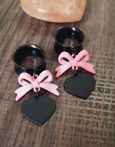 Beautiful pair of pink bows with black tone stainless steel tunnel screw backs.  Lightweight and comfortable to wear.  Approx. 1.5 inches long.   All earrings are made to order and sold in pairs. No returns or exchanges for hygienic reasons. Should you have any questions, feel free to contact me before purchasing. Cutesy Halloween, Plug Earrings Gauges, Pretty Plugs, Dangle Gauges, Tapers And Plugs, Ear Gauge, Dangle Plugs, Accessory Inspo, Cool Piercings